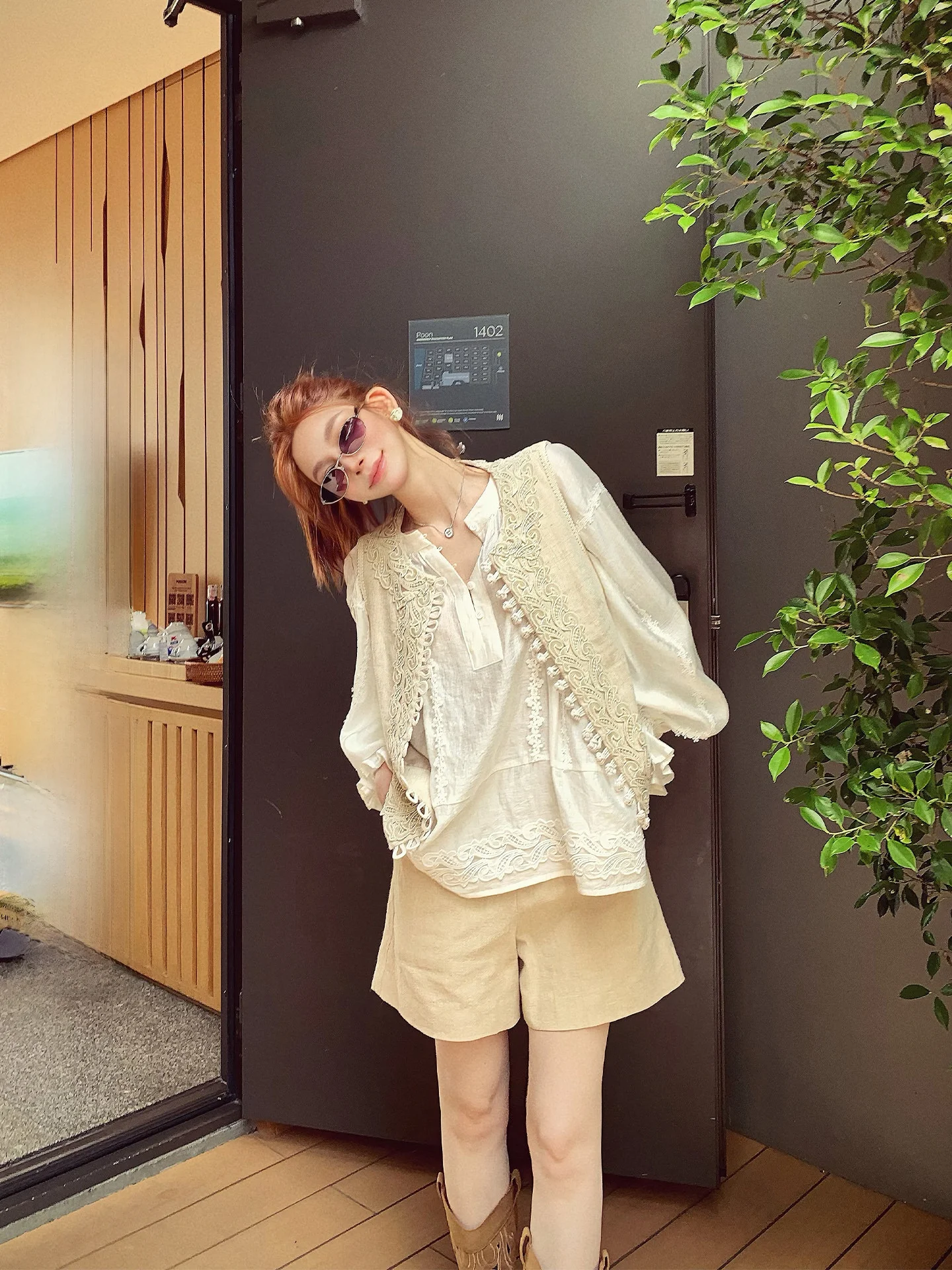 New Chinese Style Lace Embroidery Thin Sleeveless Vest Li Wan Jun Women's Fashion Outerwear Casual Design Sensation
New Chinese Style Lace Embroidery Thin Sleeveless Vest Li Wan Jun Women's Fashion Outerwear Casual Design Sensation