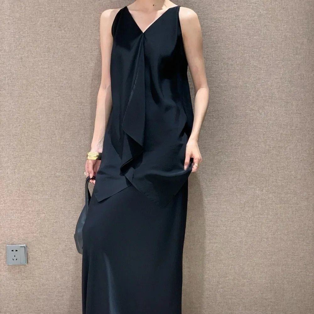 Summer Silk V-neck Black Sleeveless Vest
Summer Silk V-neck Black Sleeveless Vest