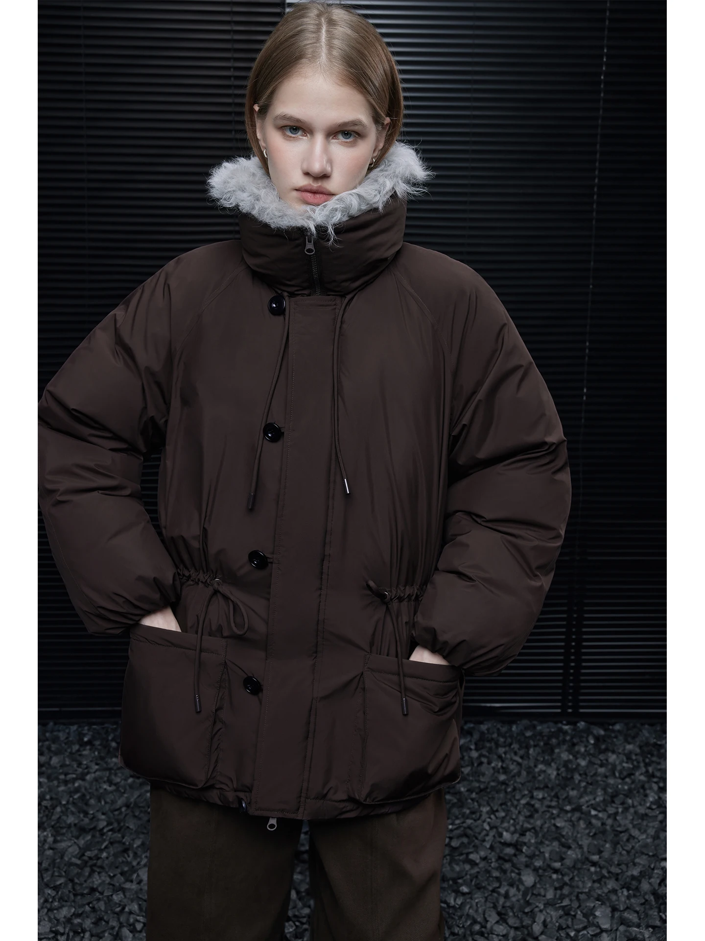 Женское пуховое пальто с меховым воротником глубокого кофейного цвета, новинка зимы 2025, уличный стиль, теплое, с длинными рукавами, на молнии
Женское пуховое пальто с меховым воротником глубокого кофейного цвета, новинка зимы 2025, уличный стиль, теплое, с длинными рукавами, на молнии