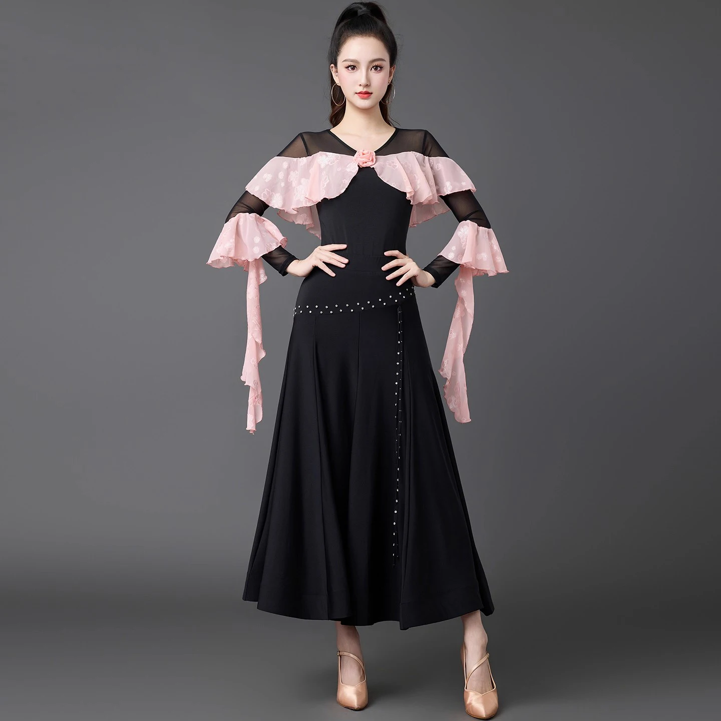 Платье для выступлений в стиле современных танцев, бальных танцев, сетчатый топ с длинными рукавами и v-образным вырезом, юбка, одежда для соревнований, одежда для вальса, DQL12402
Платье для выступлений в стиле современных танцев, бальных танцев, сетчатый топ с длинными рукавами и v-образным вырезом, юбка, одежда для соревнований, одежда для вальса, DQL12402