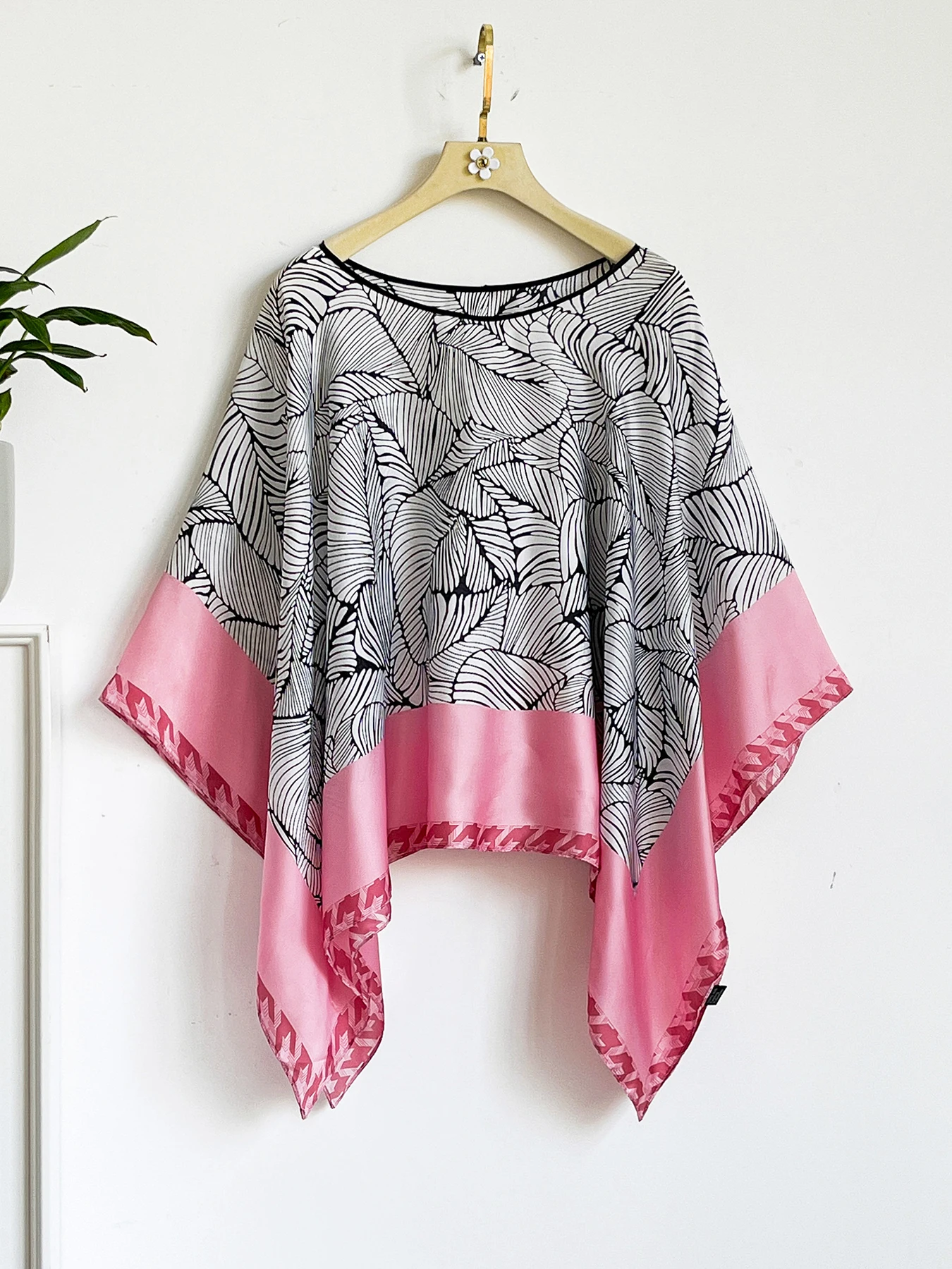 Loose Poncho Cloak Thin Scarf Printed Comfortable Simulated Silk Pullover Sun Protection Polyester Versatile Scarves Summer
Loose Poncho Cloak Thin Scarf Printed Comfortable Simulated Silk Pullover Sun Protection Polyester Versatile Scarves Summer
