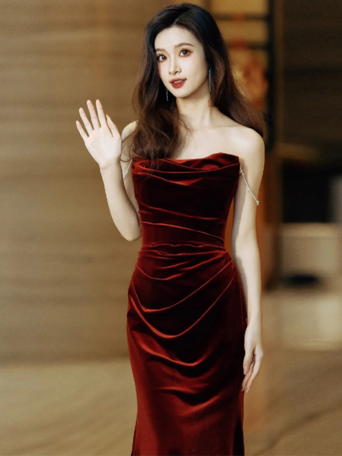 Элегантное красное бархатное свадебное платье с длинным шлейфом для невесты, вечернее платье для помолвки, выступлений, сексуальное бальное платье без бретелек
Элегантное красное бархатное свадебное платье с длинным шлейфом для невесты, вечернее платье для помолвки, выступлений, сексуальное бальное платье без бретелек