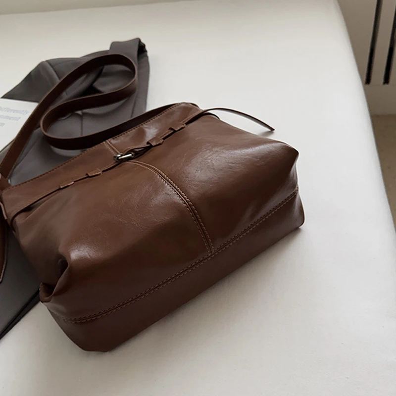 Retro Soft Leather Underarm Bag Women's Autumn New Belt Buckle Deco Handbags Casual Commute Large Capacity Crossbody Bucket Bags
Retro Soft Leather Underarm Bag Women's Autumn New Belt Buckle Deco Handbags Casual Commute Large Capacity Crossbody Bucket Bags