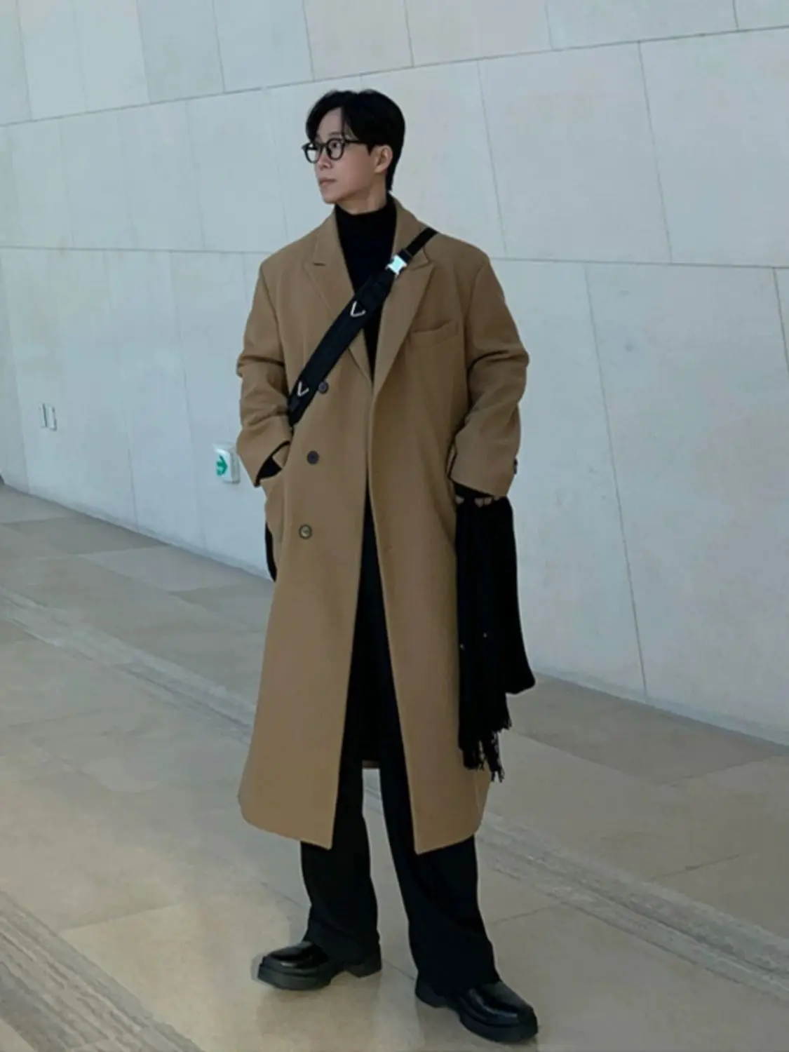 Мужское пальто из шерстяной смеси с высоким воротником, свободного кроя, комфортное, повседневное, непринужденное, в стиле кэжуал, для расслабленного и спокойного образа.
Мужское пальто из шерстяной смеси с высоким воротником, свободного кроя, комфортное, повседневное, непринужденное, в стиле кэжуал, для расслабленного и спокойного образа.