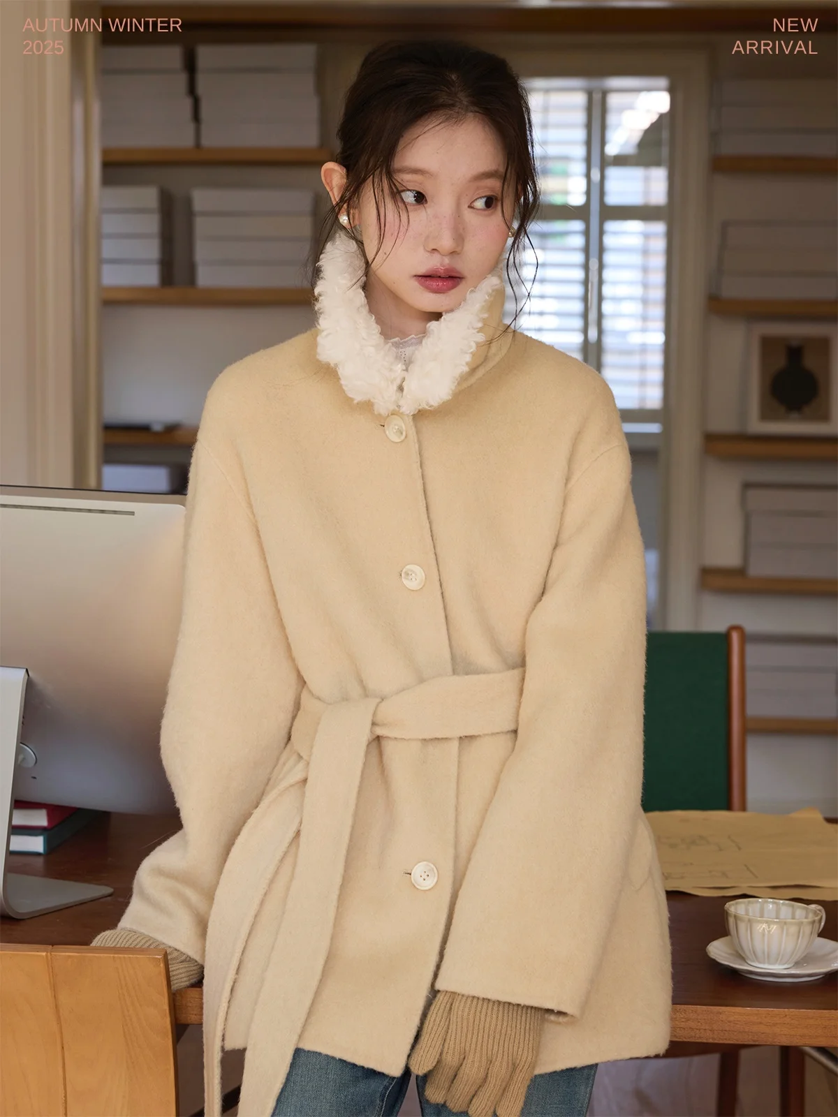 Элегантное теплое шерстяное пальто Elely Plu из бархата с воротником из искусственного меха, А-силуэт, стройнящий дизайн, длинный рукав, зимняя верхняя одежда
Элегантное теплое шерстяное пальто Elely Plu из бархата с воротником из искусственного меха, А-силуэт, стройнящий дизайн, длинный рукав, зимняя верхняя одежда