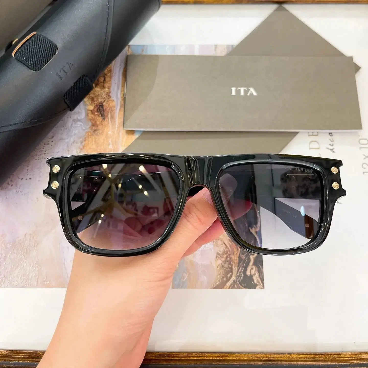 Authentic ADITA EMITTER-ONE DTS418 Classic Vintage Business Men Women Sun Glasses Gradient UV400 Polarized Male Couple Eyewear
Authentic ADITA EMITTER-ONE DTS418 Classic Vintage Business Men Women Sun Glasses Gradient UV400 Polarized Male Couple Eyewear