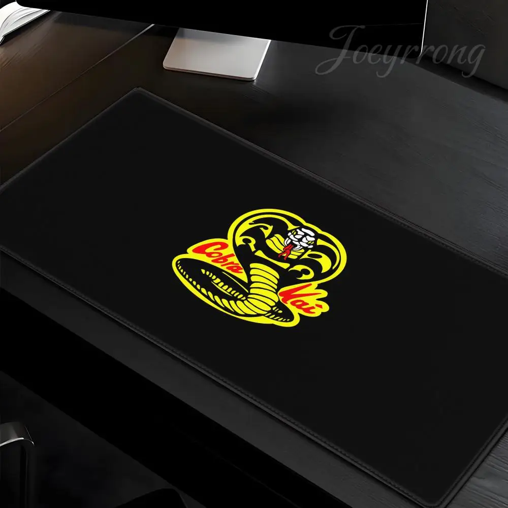 Cobra Kay Mouse Pad Mouse Pad Extended Gaming Keyboard Mats Large 90x40cm XXL Gamer Mousepad
Cobra Kay Mouse Pad Mouse Pad Extended Gaming Keyboard Mats Large 90x40cm XXL Gamer Mousepad