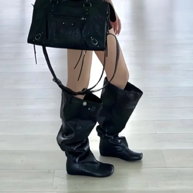 Women Leather Flat Heel Long Boots 2025 Autumn New Square Toe Pleated Metal Buttons Black Boots Not Over The Knee Fashion Boots
Women Leather Flat Heel Long Boots 2025 Autumn New Square Toe Pleated Metal Buttons Black Boots Not Over The Knee Fashion Boots
