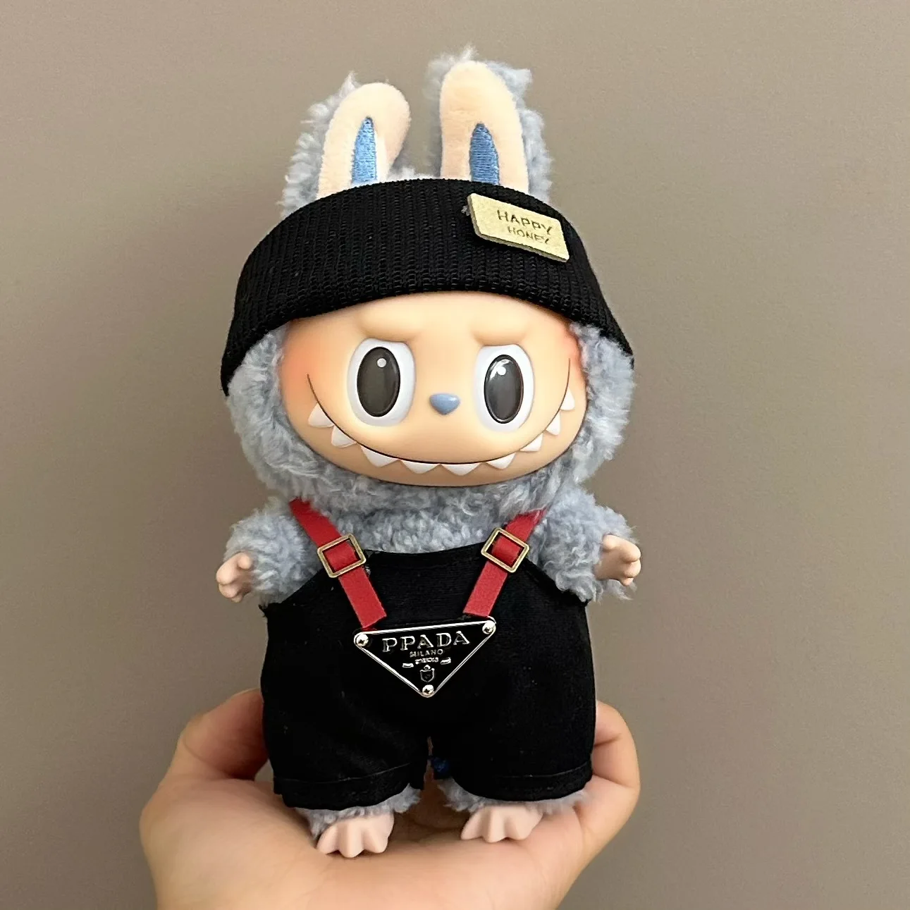 Новый дизайнер одежды Labubu, аксессуары Labubu, подходят для подвесок V1 V2 V3, милый индивидуальный модный подарок на день рождения, без куклы
Новый дизайнер одежды Labubu, аксессуары Labubu, подходят для подвесок V1 V2 V3, милый индивидуальный модный подарок на день рождения, без куклы
