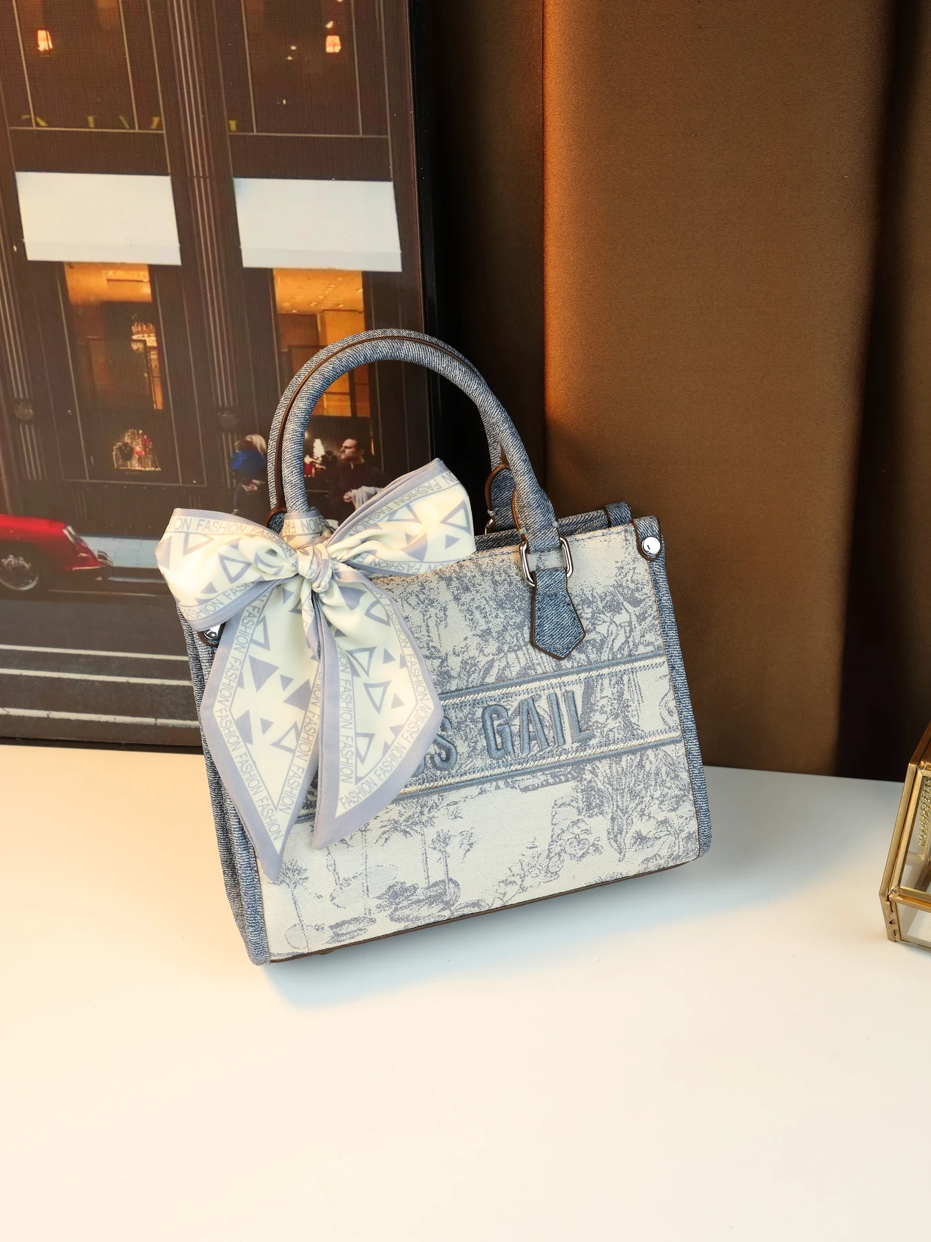 Хит продаж: новая женская сумка с цветочным принтом в сине-белых тонах, универсальная, с вышивкой, в стиле нишевой моды.
Хит продаж: новая женская сумка с цветочным принтом в сине-белых тонах, универсальная, с вышивкой, в стиле нишевой моды.