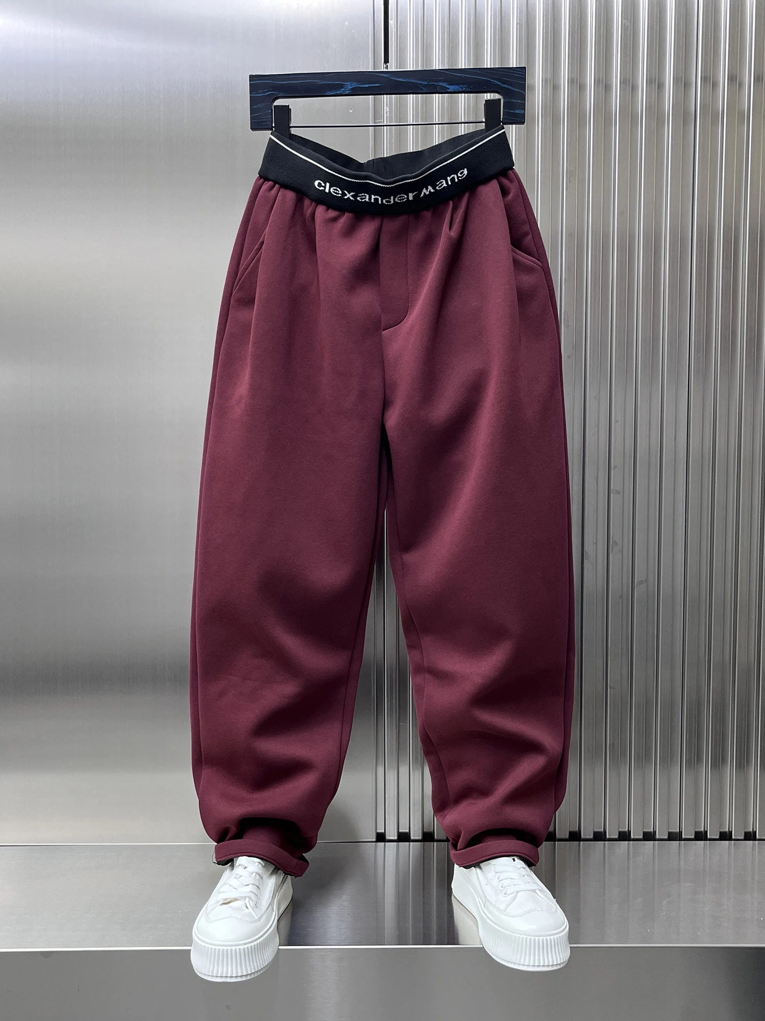 Свободные прямые мужские спортивные штаны, повседневные спортивные брюки, осенний модный лоскутный дизайн, универсальная корейская уличная одежда
Свободные прямые мужские спортивные штаны, повседневные спортивные брюки, осенний модный лоскутный дизайн, универсальная корейская уличная одежда