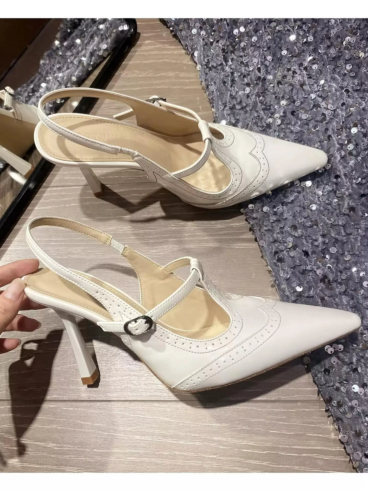 Summer new small square head bag head carved one-character belt fashion sandals banquet dress thin heel high-heeled women's shoe
Summer new small square head bag head carved one-character belt fashion sandals banquet dress thin heel high-heeled women's shoe