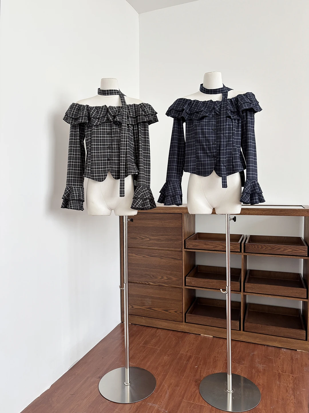 Корейская стильная клетчатая рубашка, женская летняя новинка, элегантный топ с рукавами-колокол, модная блузка в клетку на одно плечо
Корейская стильная клетчатая рубашка, женская летняя новинка, элегантный топ с рукавами-колокол, модная блузка в клетку на одно плечо