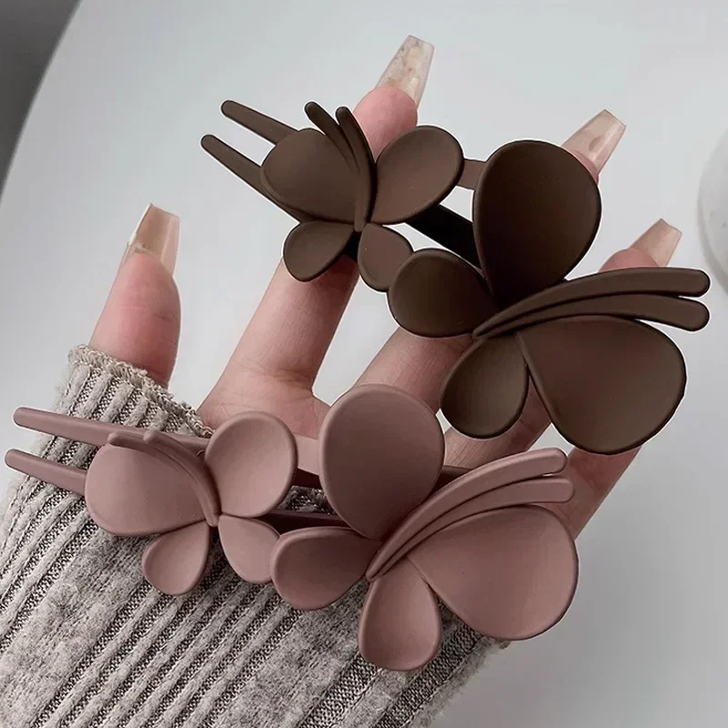 Premium Butterfly Clip, Matte Texture, Hair Clip on The Back of The Head, One-word Hairpin When Going Out To Press The Hair
Premium Butterfly Clip, Matte Texture, Hair Clip on The Back of The Head, One-word Hairpin When Going Out To Press The Hair