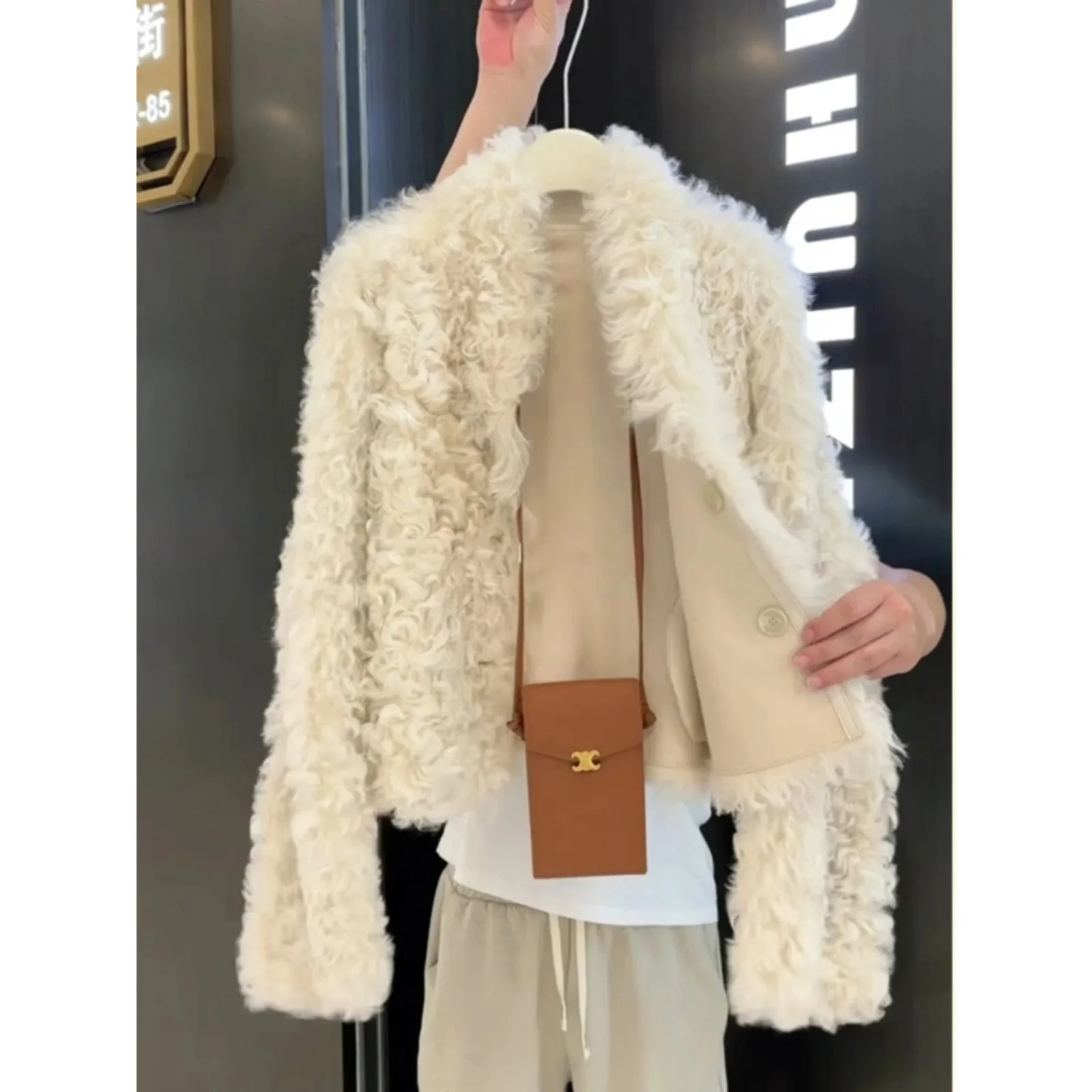 Unique Casual Lamb Fur Jacket Pure Color Women's Coat Stylish Elegant 2025 New Arrival Short Outerwear Polyester Fiber
Unique Casual Lamb Fur Jacket Pure Color Women's Coat Stylish Elegant 2025 New Arrival Short Outerwear Polyester Fiber