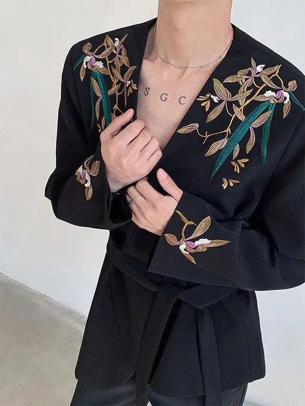 Новый китайский элегантный мужской кардиган с вышивкой, высококачественный, с подплечниками и поясом, весенний, модный.
Новый китайский элегантный мужской кардиган с вышивкой, высококачественный, с подплечниками и поясом, весенний, модный.