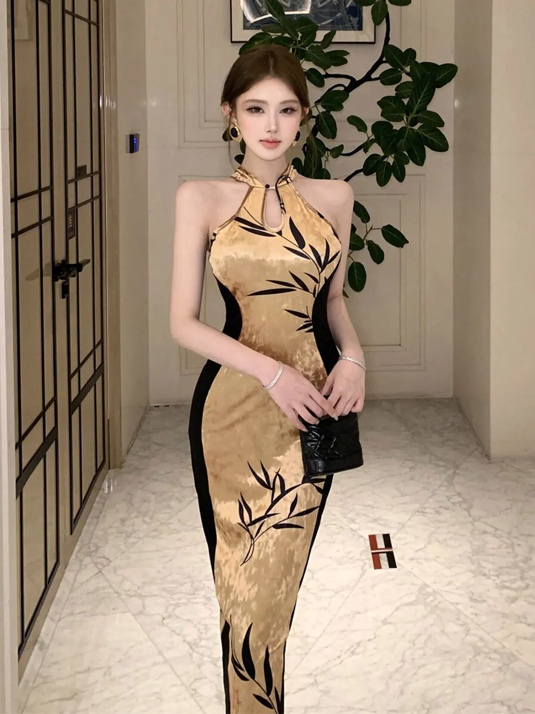 New Chinese Style Fashionable Temperament Hollow out Slim Fit Bodycon Qipao Dress Summer Season Women's Sleeveless Dress
New Chinese Style Fashionable Temperament Hollow out Slim Fit Bodycon Qipao Dress Summer Season Women's Sleeveless Dress