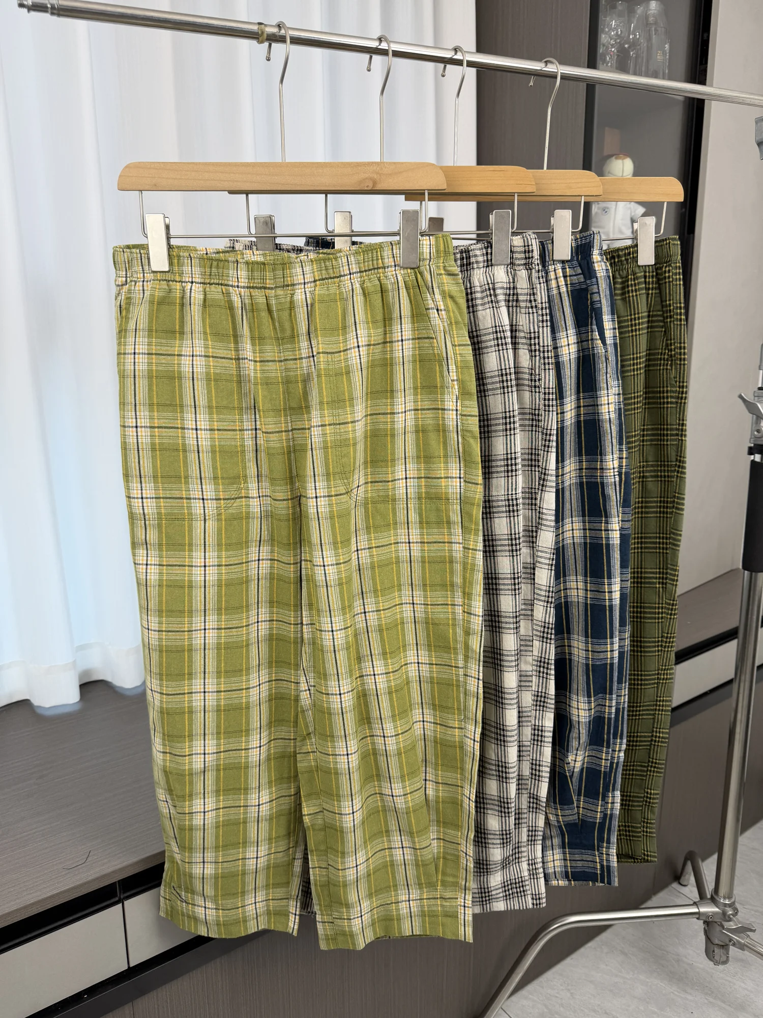 Lightweight Breathable Plaid Nine-Foot Pants Casual Loose Elastic Waist Home Leisure Sleepwear for Men Summer Comfortable
Lightweight Breathable Plaid Nine-Foot Pants Casual Loose Elastic Waist Home Leisure Sleepwear for Men Summer Comfortable
