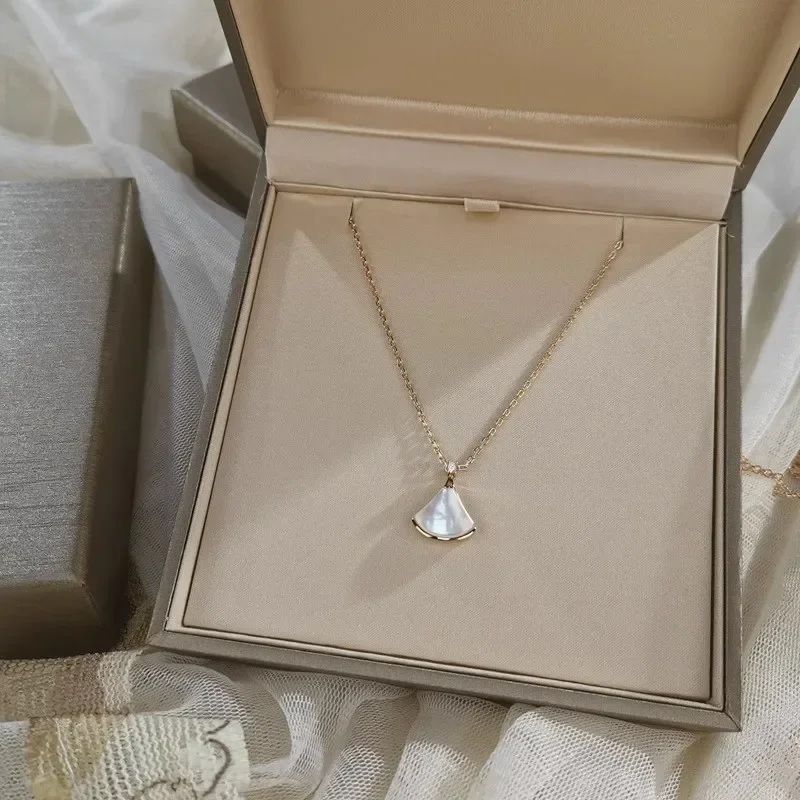 Elegant Necklace Women's Niche Simple Versatile Clavicle Chain Wholesale Small Pendant Design Classy Fashion Jewelry
Elegant Necklace Women's Niche Simple Versatile Clavicle Chain Wholesale Small Pendant Design Classy Fashion Jewelry
