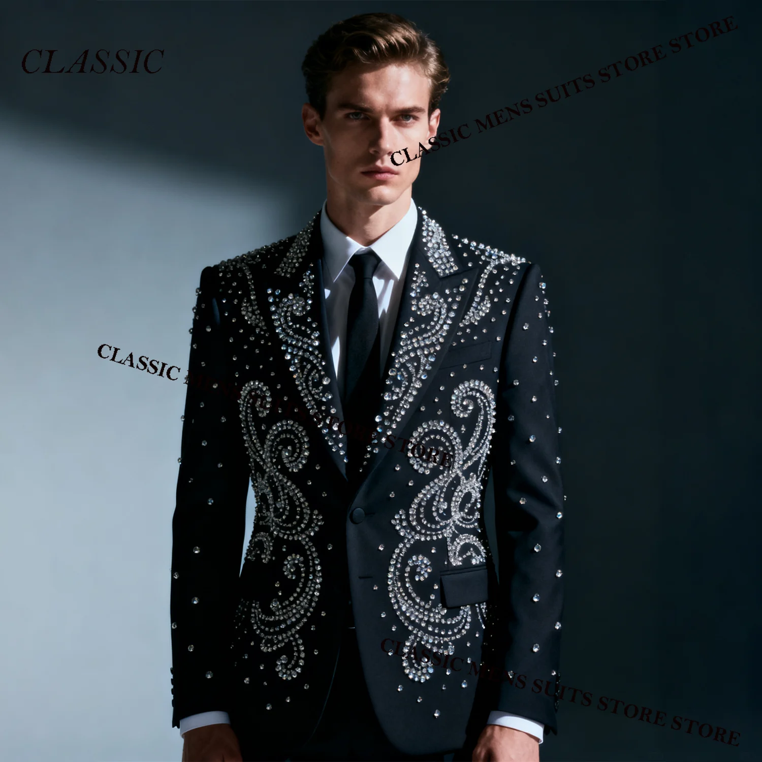 Роскошные мужские костюмы с металлическими украшениями по индивидуальному заказу, комплекты из 2 предметов, пиджак для выпускного вечера, костюм, приталенные смокинги для жениха, trajes para hombre
Роскошные мужские костюмы с металлическими украшениями по индивидуальному заказу, комплекты из 2 предметов, пиджак для выпускного вечера, костюм, приталенные смокинги для жениха, trajes para hombre