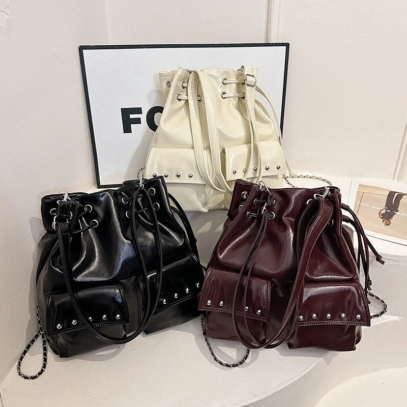 High Quality Fashionable Glossy PU Shoulder & Crossbody Bags Solid String Chains Rivet Personality Backpacks for Women 2025 New
High Quality Fashionable Glossy PU Shoulder & Crossbody Bags Solid String Chains Rivet Personality Backpacks for Women 2025 New