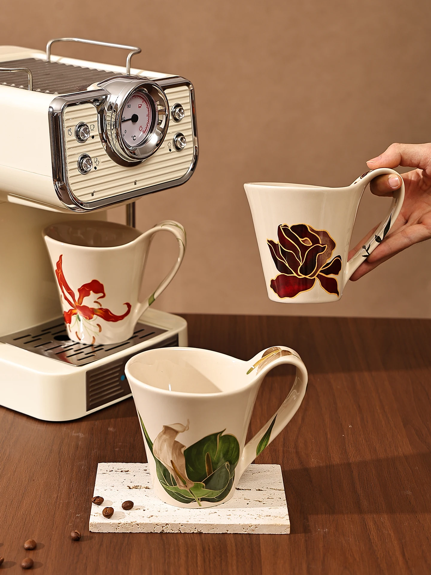 Винтажная кружка с цветочным принтом, высококачественная кофейная чашка, домашняя керамическая чашка, женская чашка для чая, чашка для завтрака, офисное использование
Винтажная кружка с цветочным принтом, высококачественная кофейная чашка, домашняя керамическая чашка, женская чашка для чая, чашка для завтрака, офисное использование