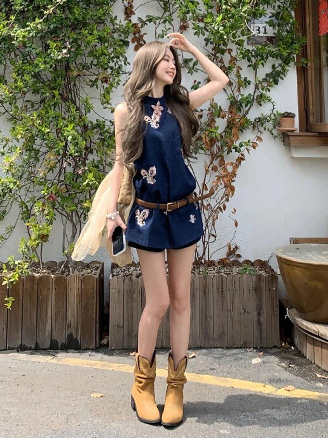 Retro Elegant Vest Top And Shorts Set Comfortable Mid-Summer Fashion Women's Clothing High Waist Shorts round Neckline Sleeve...
Retro Elegant Vest Top And Shorts Set Comfortable Mid-Summer Fashion Women's Clothing High Waist Shorts round Neckline Sleeve...