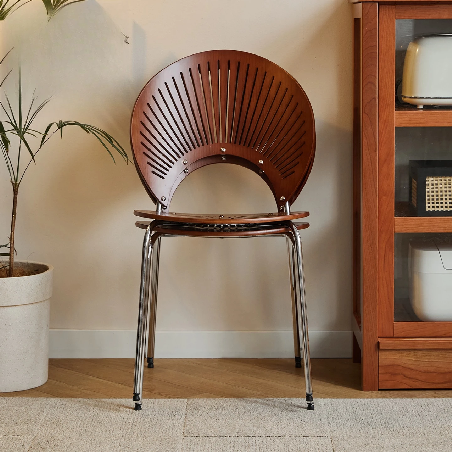 Shell chair Nordic solid wood dining chair Home simple retro sun chair Medium antique Dining table
Shell chair Nordic solid wood dining chair Home simple retro sun chair Medium antique Dining table