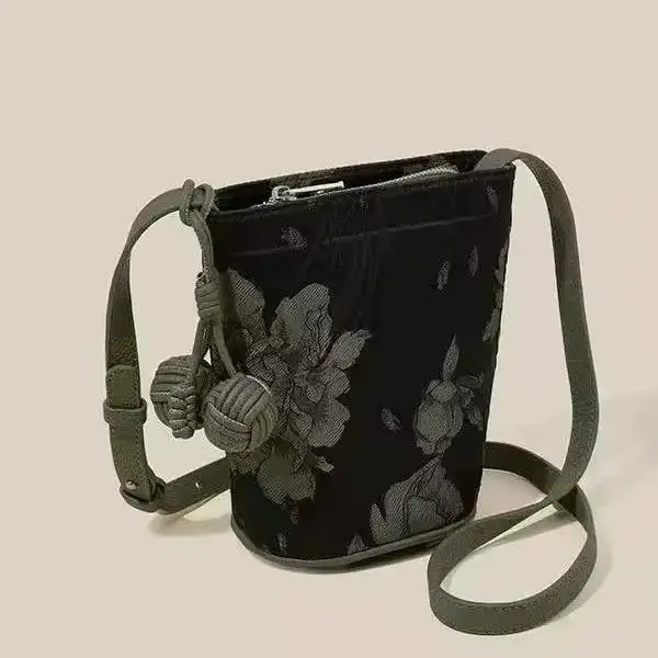 Модная сумка-ведро для работы и повседневного использования, универсальная сумка через плечо, новая китайская модель, весна-лето, ретро-стиль, сумка-ведро.
Модная сумка-ведро для работы и повседневного использования, универсальная сумка через плечо, новая китайская модель, весна-лето, ретро-стиль, сумка-ведро.