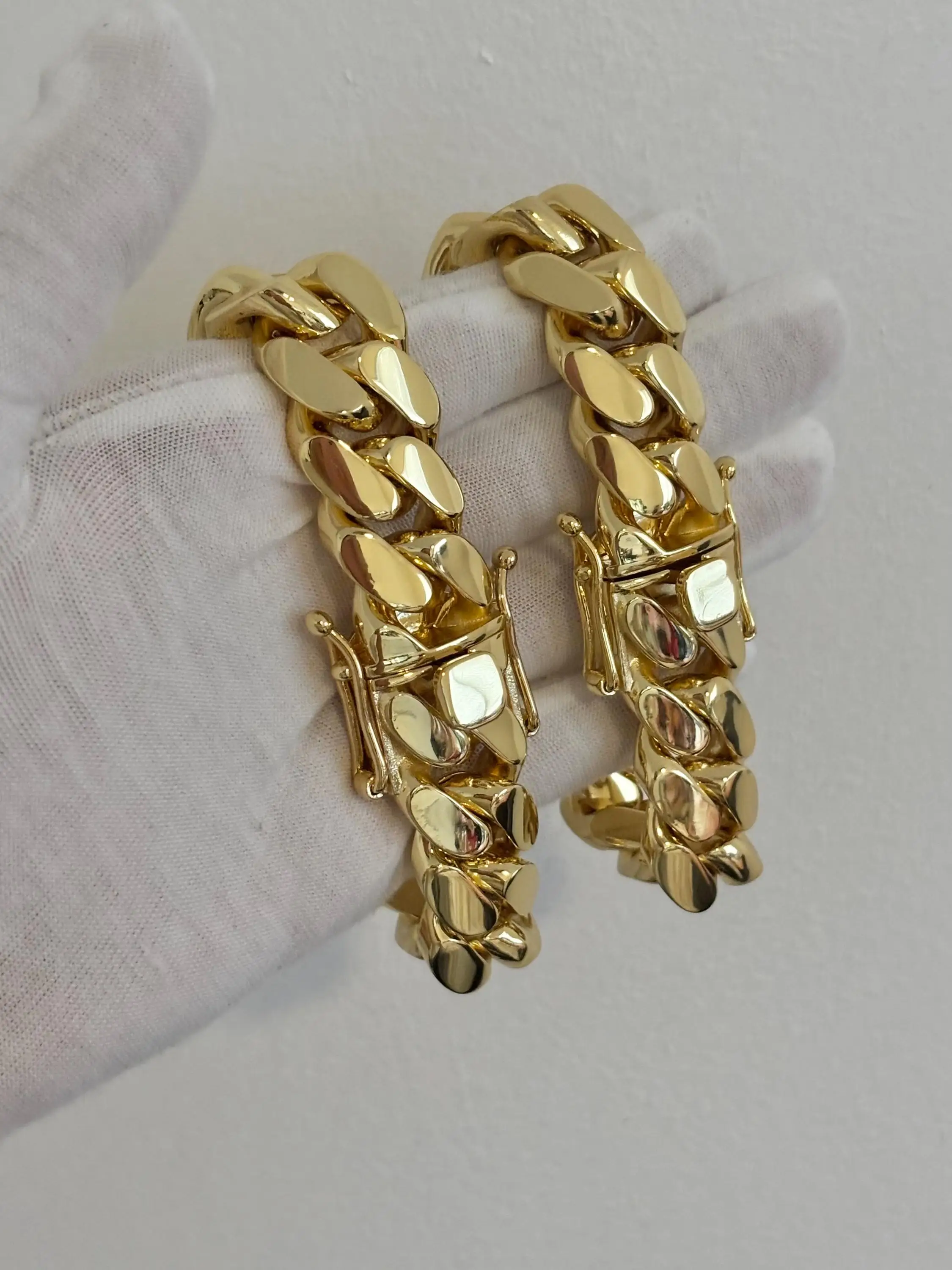 Роскошные браслеты Miami Curb Cuban Chain унисекс, браслеты Miami Cuban Link, 20 мм, 14-каратное золотое покрытие (пятикратное покрытие).
Роскошные браслеты Miami Curb Cuban Chain унисекс, браслеты Miami Cuban Link, 20 мм, 14-каратное золотое покрытие (пятикратное покрытие).