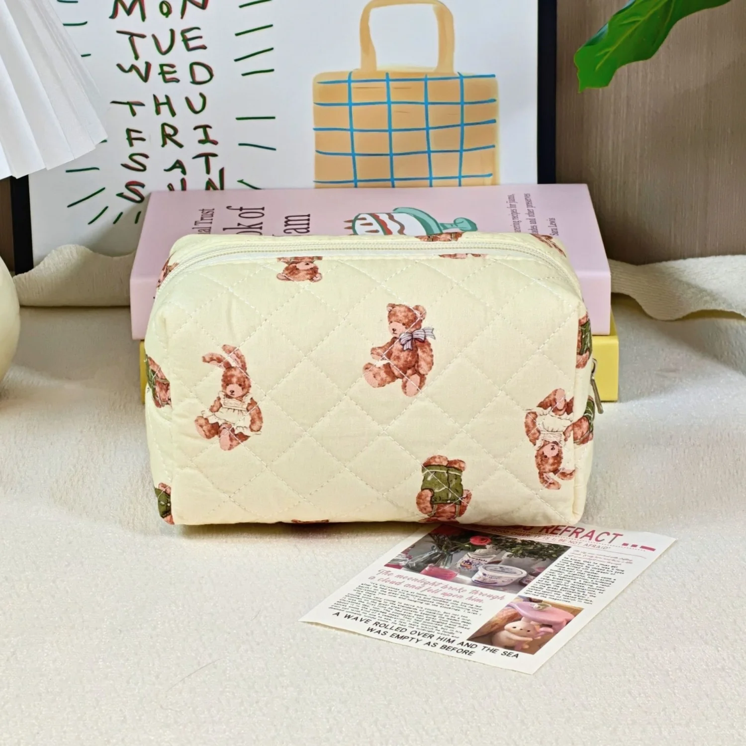 Quilted polyester mother and baby bag, cute teddy bear print, beautiful fluffy cosmetic storage bag, large capacity travel toile
Quilted polyester mother and baby bag, cute teddy bear print, beautiful fluffy cosmetic storage bag, large capacity travel toile
