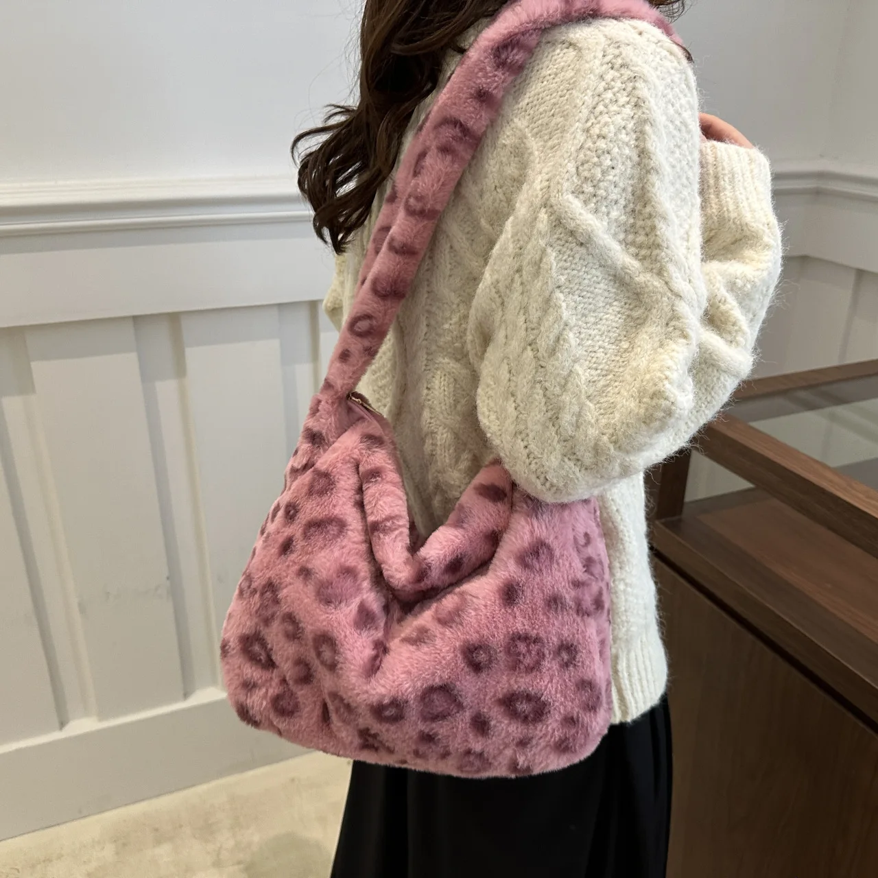 Women's Leopard Print Fuzzy Shoulder Bag, Large-Capacity Soft Plush Hobo Tote, Casual Winter Crossbody Handbag
Women's Leopard Print Fuzzy Shoulder Bag, Large-Capacity Soft Plush Hobo Tote, Casual Winter Crossbody Handbag