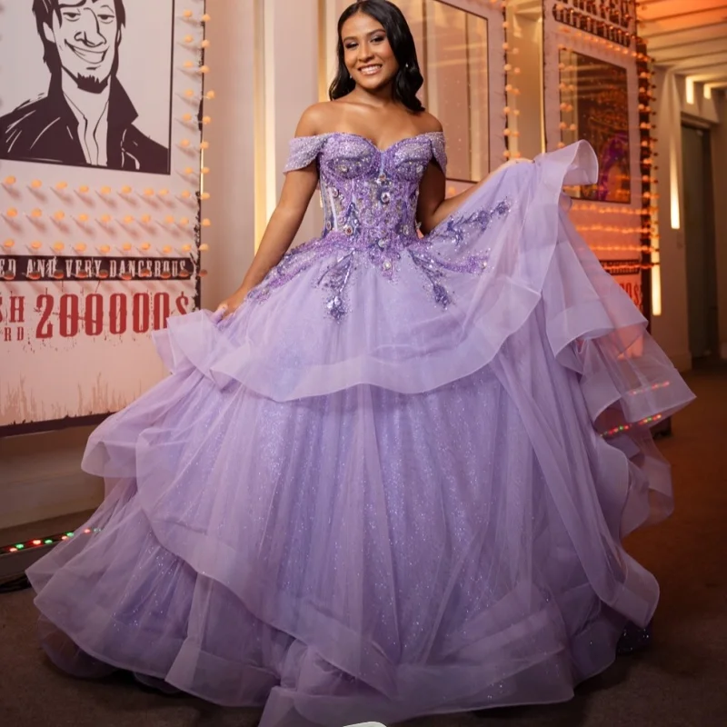 Блестящее лавандовое платье с открытыми плечами, кристаллами, блестками, кружевными вставками, длинным шлейфом и бантом. Платье для 15-летия (Quinceañera). Возможно изготовление на заказ.
Блестящее лавандовое платье с открытыми плечами, кристаллами, блестками, кружевными вставками, длинным шлейфом и бантом. Платье для 15-летия (Quinceañera). Возможно изготовление на заказ.