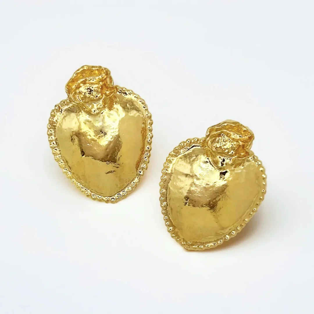 2025 Fashion Classic European and American Simple Texture Love Simple Trend Earrings High end Exquisite Design Fashion Party
2025 Fashion Classic European and American Simple Texture Love Simple Trend Earrings High end Exquisite Design Fashion Party