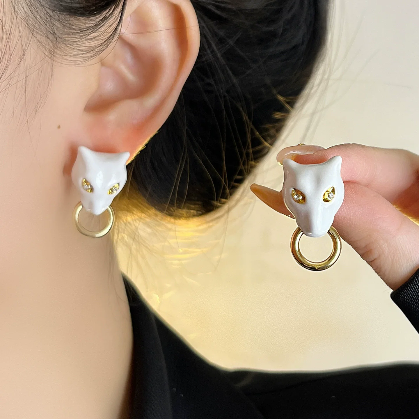 Kashmir Vintage White Enamel Leopard Crystal Metal Earrings For Women European American Personality Exaggerated Party Jewelry
Kashmir Vintage White Enamel Leopard Crystal Metal Earrings For Women European American Personality Exaggerated Party Jewelry