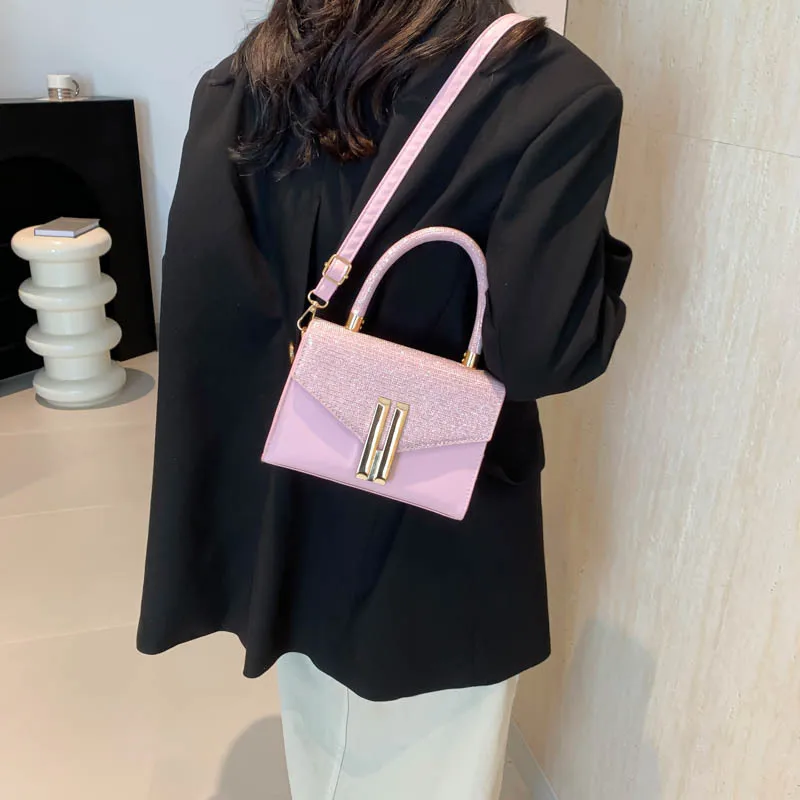 Trendy New Women's Shoulder Bag Multifunctional Large Capacity Handbag Retro Lock Bag Texture Commuting Small Square Bag
Trendy New Women's Shoulder Bag Multifunctional Large Capacity Handbag Retro Lock Bag Texture Commuting Small Square Bag