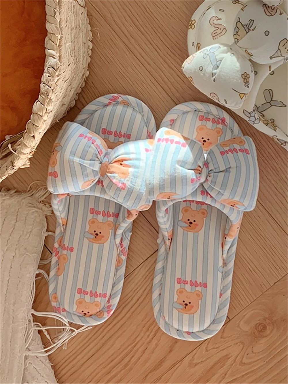 Comfortable Breathable Women's Slippers Soft Bottom Anti-Slip Bear Design Home Use Cotton Linen Slippers Cute Girl Heart
Comfortable Breathable Women's Slippers Soft Bottom Anti-Slip Bear Design Home Use Cotton Linen Slippers Cute Girl Heart