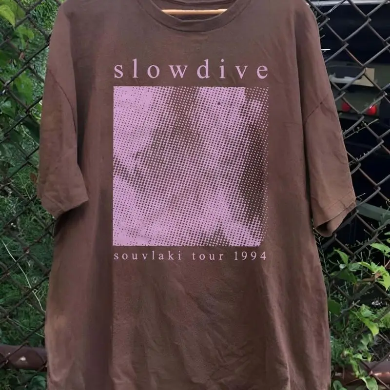 Винтажная футболка Slowdive Tour 90-х годов с музыкальным фанатом
Винтажная футболка Slowdive Tour 90-х годов с музыкальным фанатом