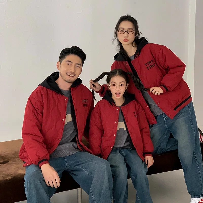 2025 Winter Family Matching Jackets Red New Year Coat with Hood for Mom and Kids 3-4 Persons Warm Cotton Padded Outfit Holiday
2025 Winter Family Matching Jackets Red New Year Coat with Hood for Mom and Kids 3-4 Persons Warm Cotton Padded Outfit Holiday
