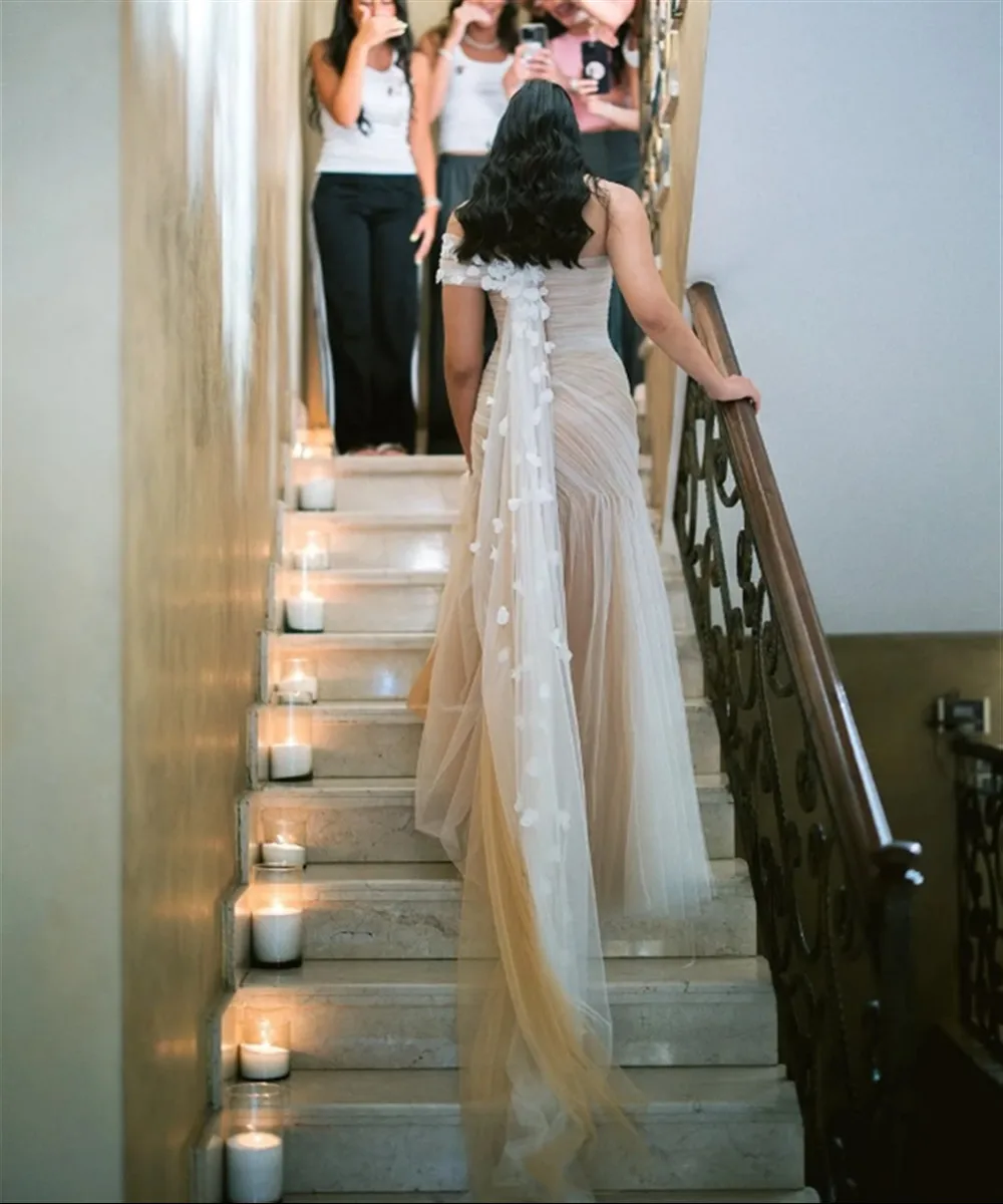 Elegant Tulle Wedding Dress Single shoulder sleeves Floor-Length Prom Gown Tailing Strapless Bridal Gowns Customized
Elegant Tulle Wedding Dress Single shoulder sleeves Floor-Length Prom Gown Tailing Strapless Bridal Gowns Customized