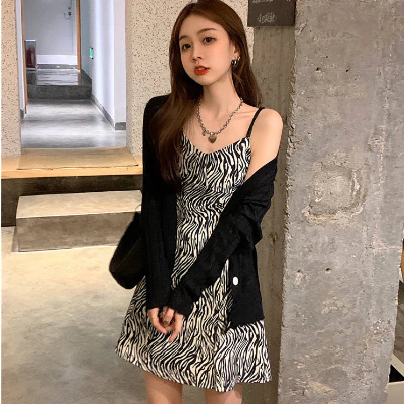 Платья женские мини с принтом зебры, летние сексуальные вечерние тонкие новейшие модные винтажные бретельки Клубная одежда, повседневная трапециевидная одежда Mujer
Платья женские мини с принтом зебры, летние сексуальные вечерние тонкие новейшие модные винтажные бретельки Клубная одежда, повседневная трапециевидная одежда Mujer