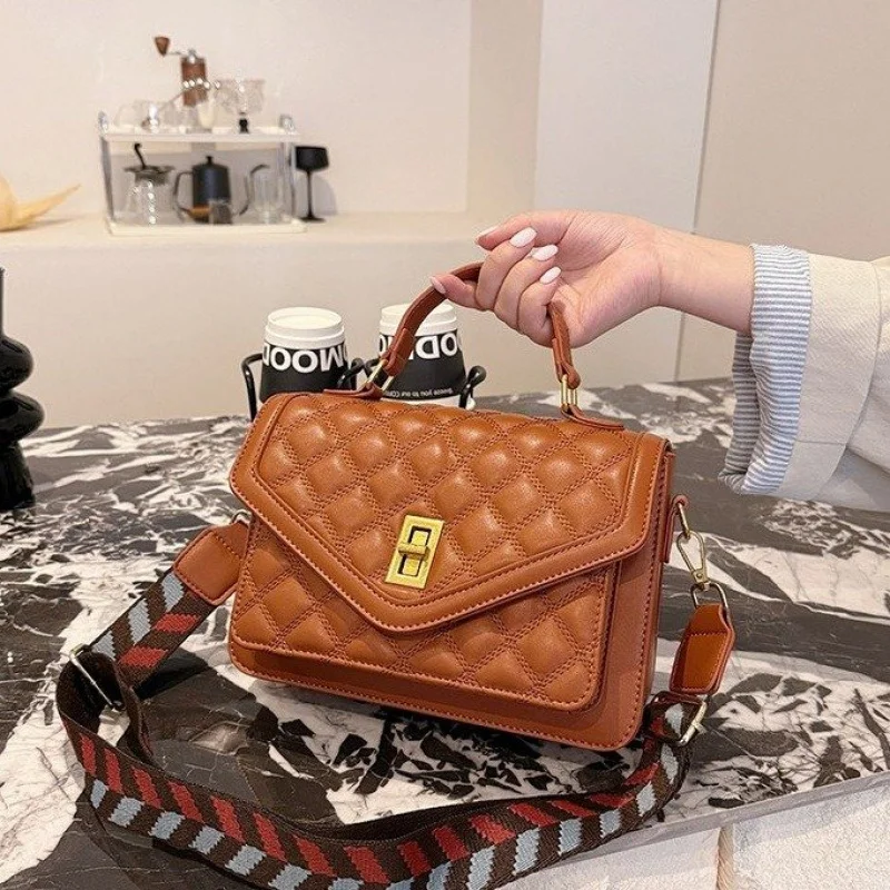 Стильная модная сумка через плечо, минималистичный уникальный модный дизайн, кожаная сумка большой емкости для женщин
Стильная модная сумка через плечо, минималистичный уникальный модный дизайн, кожаная сумка большой емкости для женщин