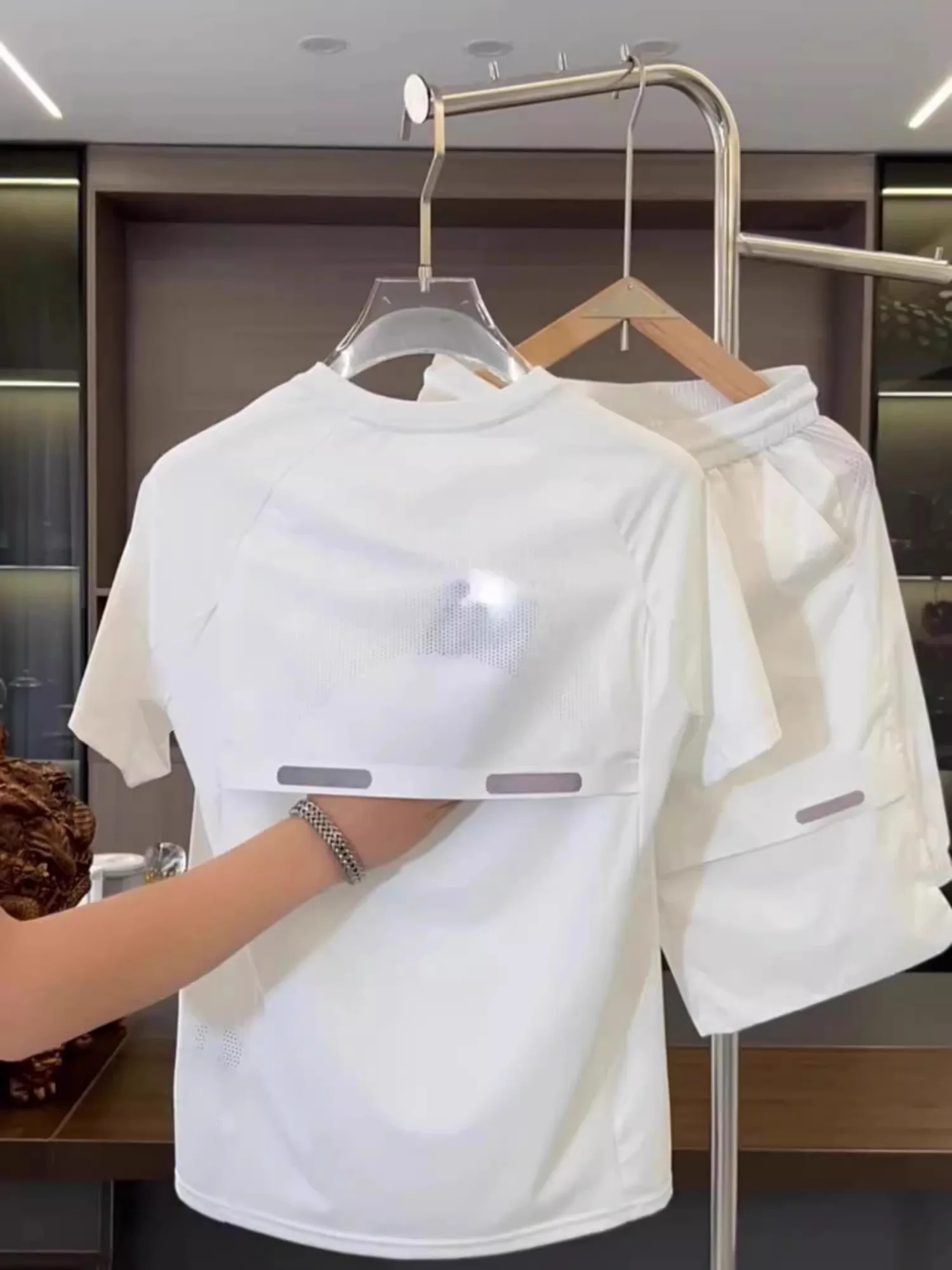 Мужской спортивный костюм из шелковистой ткани (300 пу), большой размер, модный, быстросохнущий, универсальный, из двух предметов
Мужской спортивный костюм из шелковистой ткани (300 пу), большой размер, модный, быстросохнущий, универсальный, из двух предметов