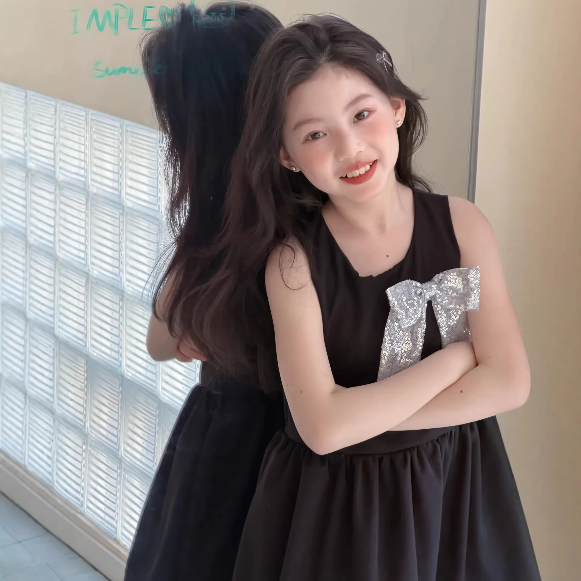 Girls' black sleeveless dress 2026 summer children's sequin big bow princess Korean birthday party dress
Girls' black sleeveless dress 2026 summer children's sequin big bow princess Korean birthday party dress