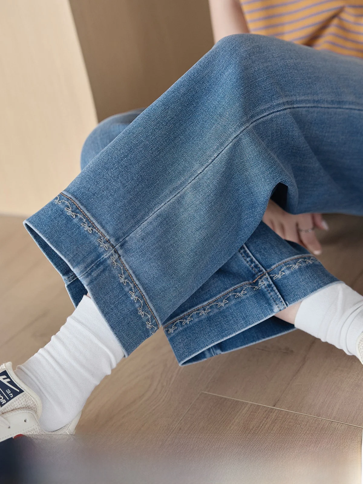 Elegant Blue Embroidered High Waist Straight Leg Jeans Women's Summer 2026 New Style Slimming Nine-Piece Pants
Elegant Blue Embroidered High Waist Straight Leg Jeans Women's Summer 2026 New Style Slimming Nine-Piece Pants