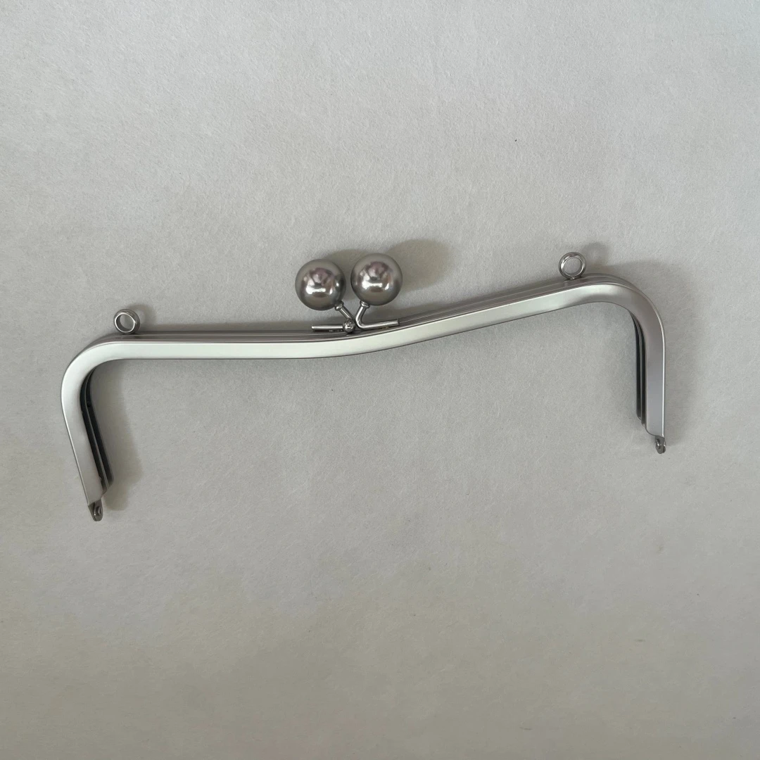 Silver Large Bead Inward Curse Kiss Lock Clasp Purse Frame with Chain Loops Marriage Ball Bag Closure Parts for Handbag Accessor
Silver Large Bead Inward Curse Kiss Lock Clasp Purse Frame with Chain Loops Marriage Ball Bag Closure Parts for Handbag Accessor