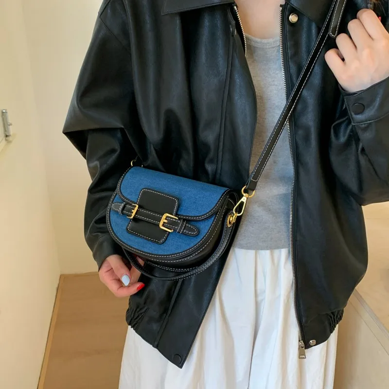 Chic Fashionable Shopper Bag for Women Featuring Minimalist Vintage Design Large Capacity and Trendy Letter Logo
Chic Fashionable Shopper Bag for Women Featuring Minimalist Vintage Design Large Capacity and Trendy Letter Logo
