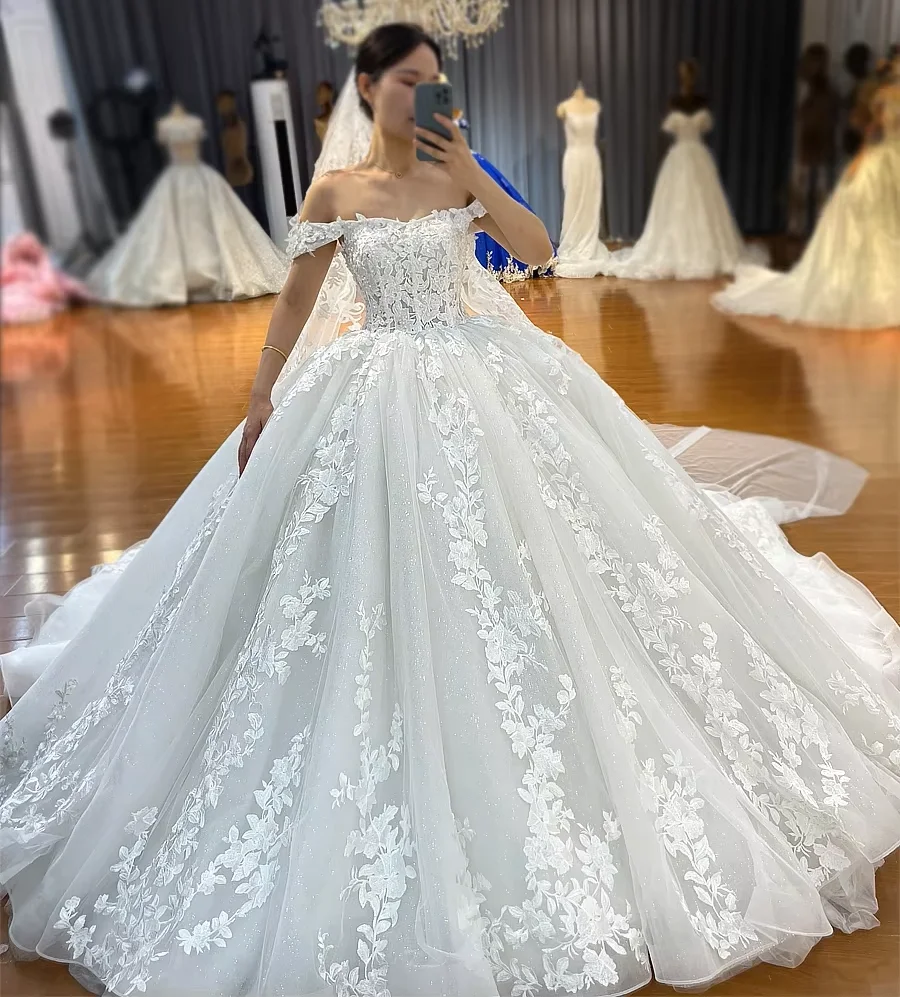 Luxury Ball Gown Wedding Dresses Arabic Off The Shoulder Lace Appliques Puffy Bride Bridal Gowns Chapel Train Vestidos De Novias
Luxury Ball Gown Wedding Dresses Arabic Off The Shoulder Lace Appliques Puffy Bride Bridal Gowns Chapel Train Vestidos De Novias