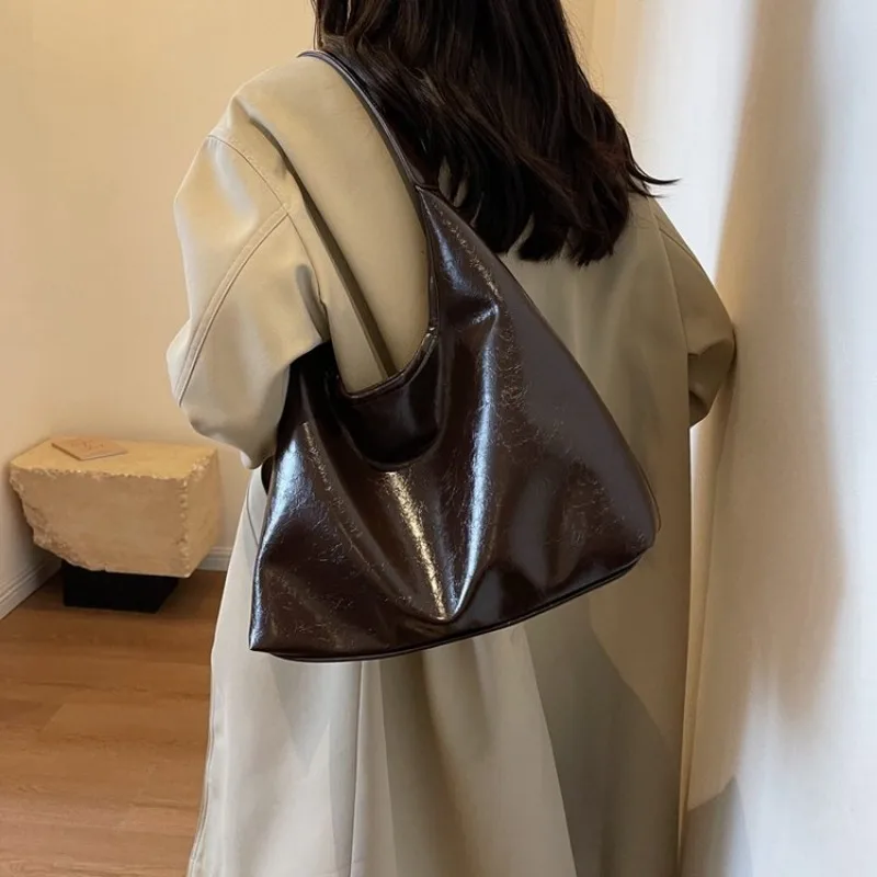 Минималистичная модная сумка для подгузников с логотипом в винтажном стиле, стильная кожаная сумка через плечо большой вместимости для женщин, элегантная сумка для поездок на работу.
Минималистичная модная сумка для подгузников с логотипом в винтажном стиле, стильная кожаная сумка через плечо большой вместимости для женщин, элегантная сумка для поездок на работу.