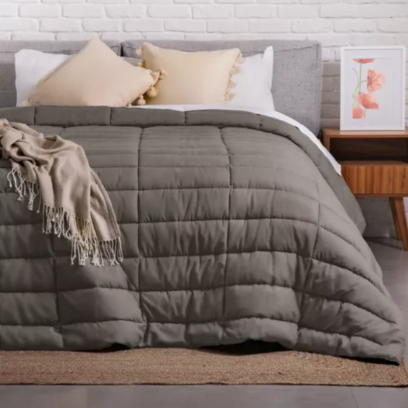 season large padded blanket. Soft cloth. Hypoallergenicity. Machine wash. Used as a down comforter or with a Dewey cover. 1 pi
season large padded blanket. Soft cloth. Hypoallergenicity. Machine wash. Used as a down comforter or with a Dewey cover. 1 pi